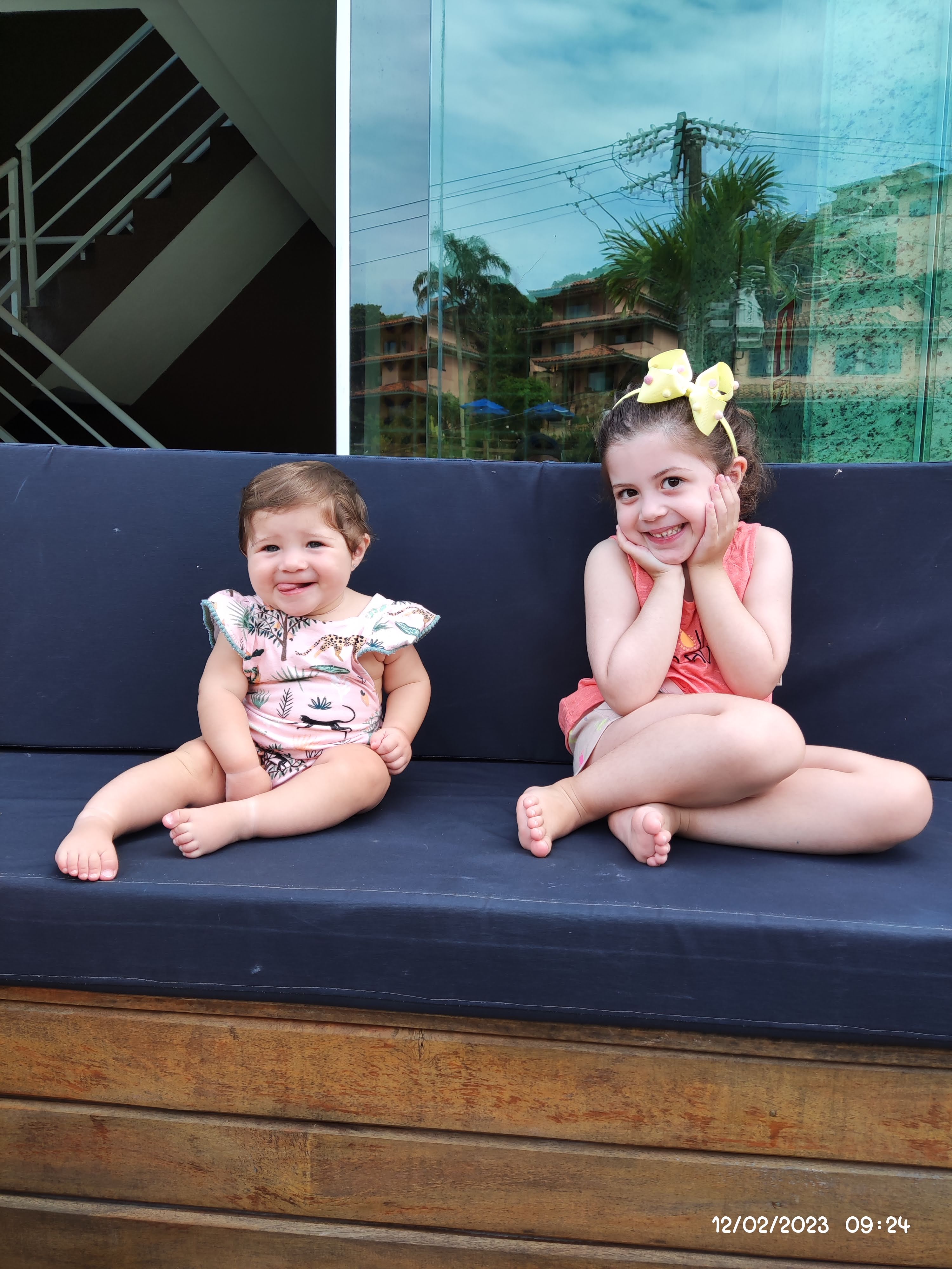 Valentina e Sophie num encontro a luz do sol. 